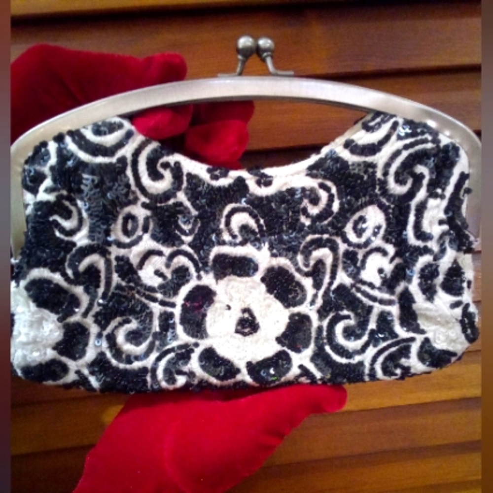White house Black market clutch